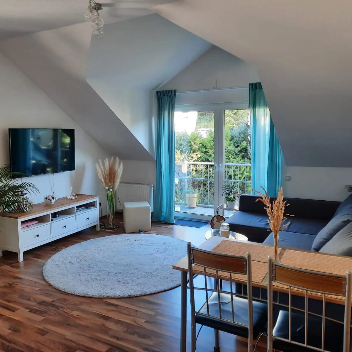 Ruhige Dachgeschoss-Wohnung mit 3 Zimmern, Küche, Bad und Balkon in Neuwied-Niederbieber