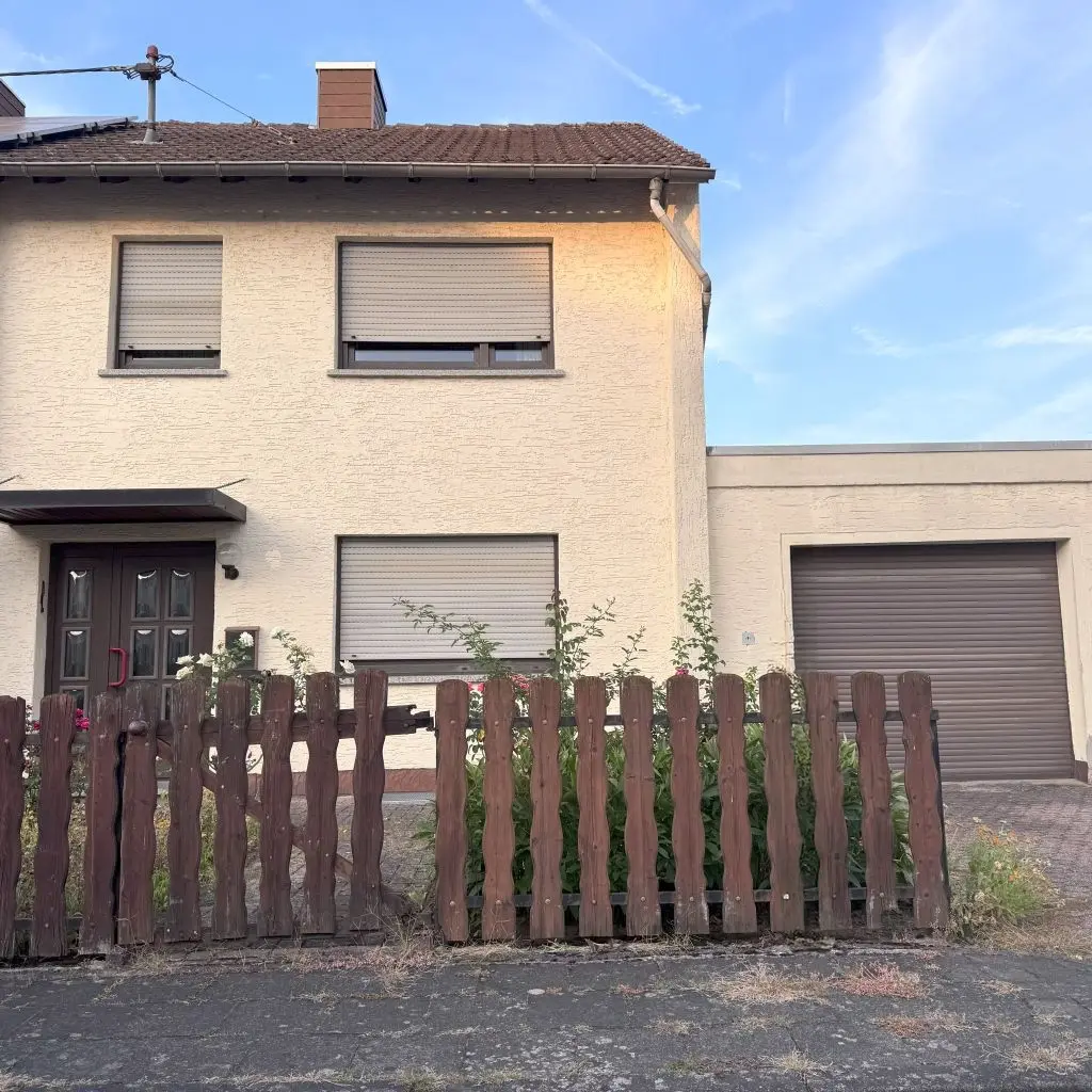 Doppelhaushälfte mit Garage und Garten