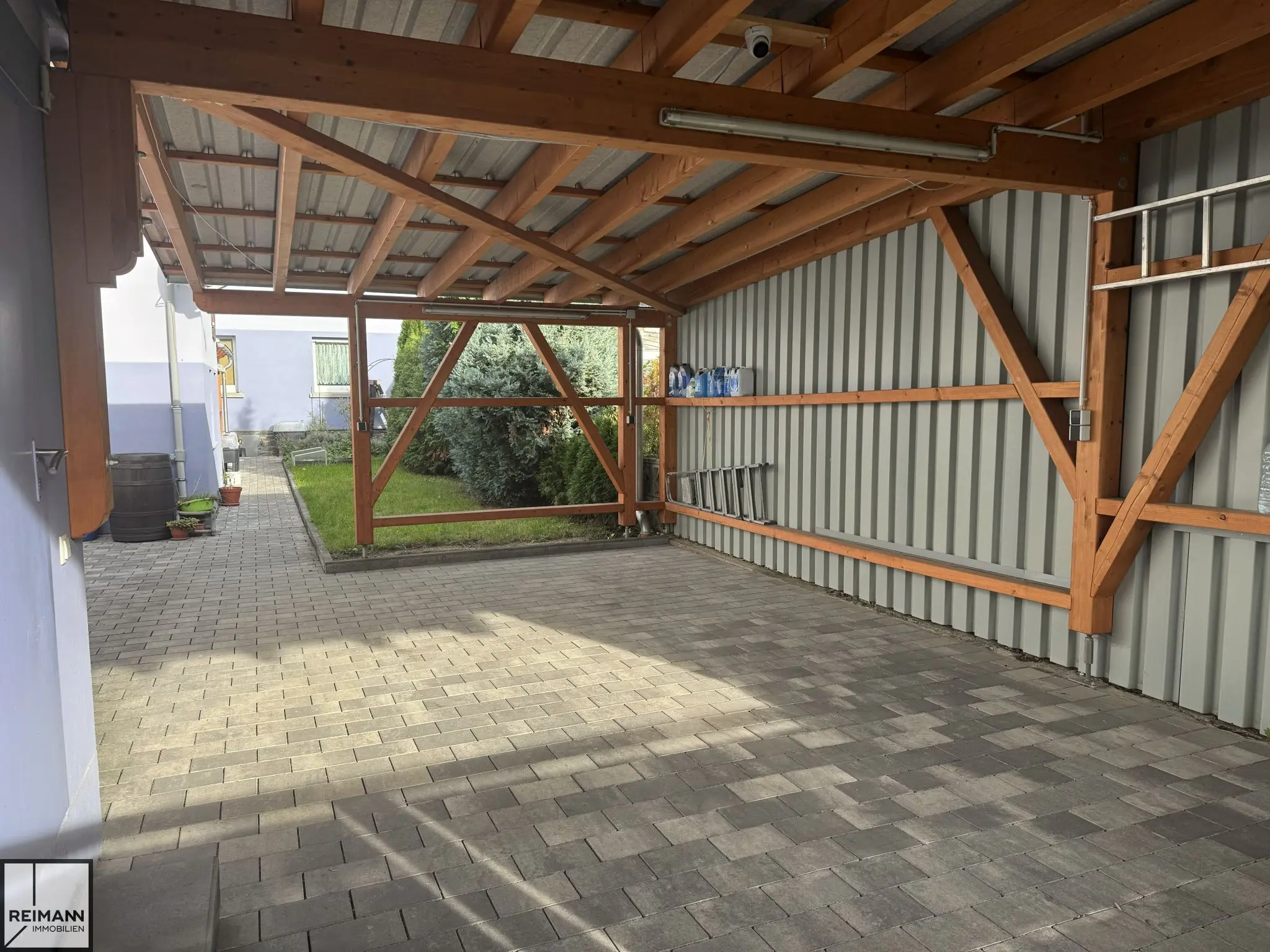 Carport und Garten
