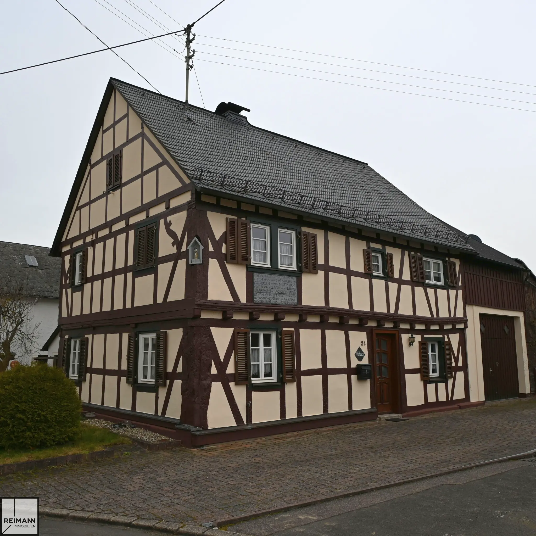 Saniertes Fachwerkhaus mit Scheune und Garten