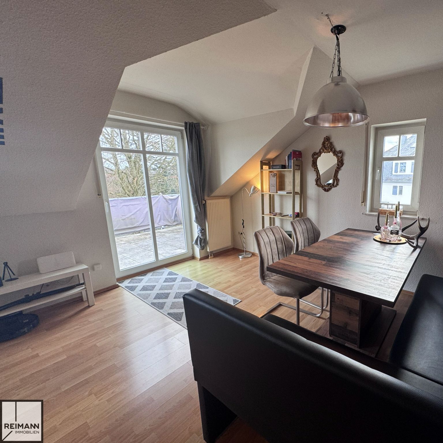 Helle Dachgeschosswohnung mit 2 Zimmern und großzügigem Balkon mit Fernsicht