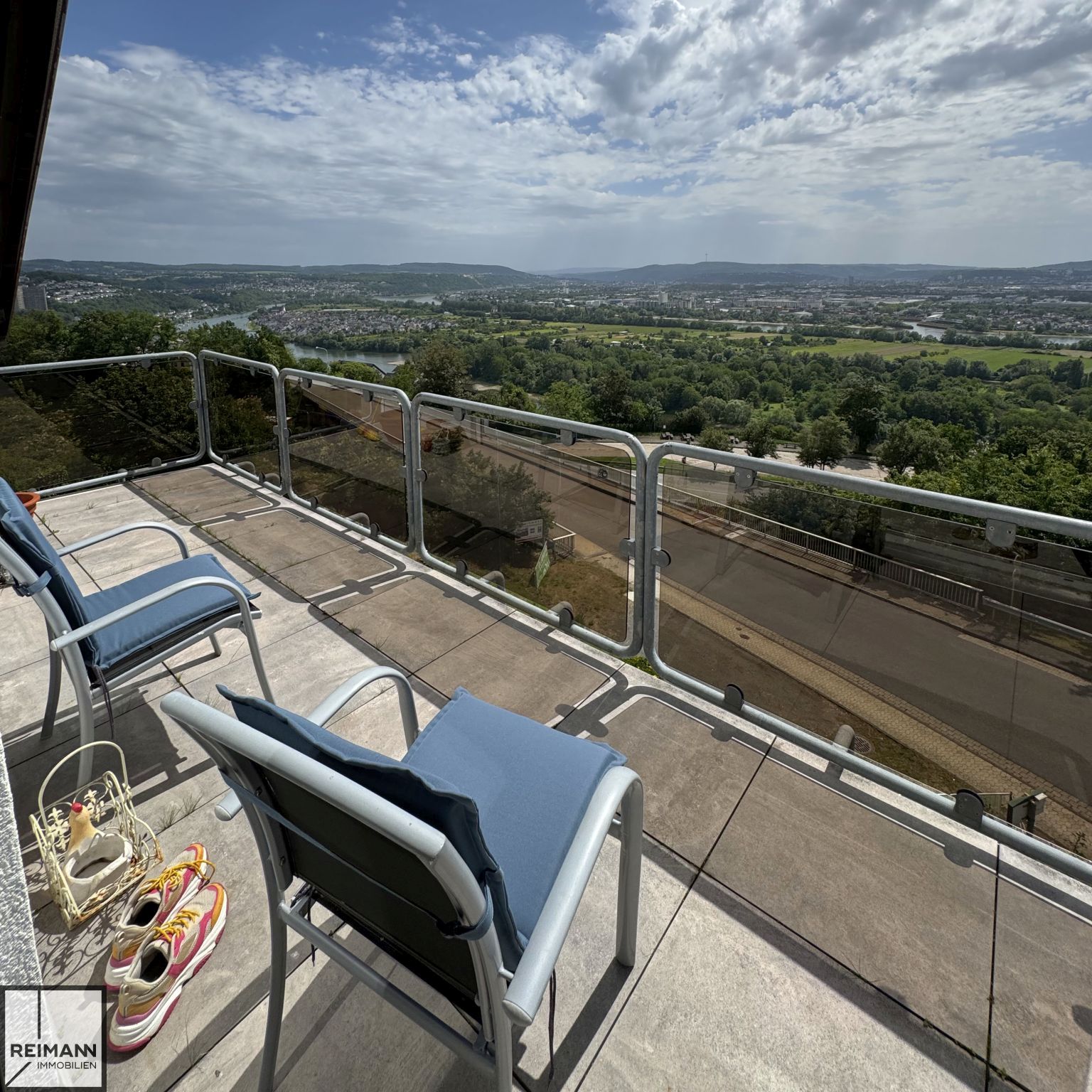 Dachgeschosswohnung mit 3 Zimmern, Küche, Bad, Balkon und Rheinblick in Weitersburg